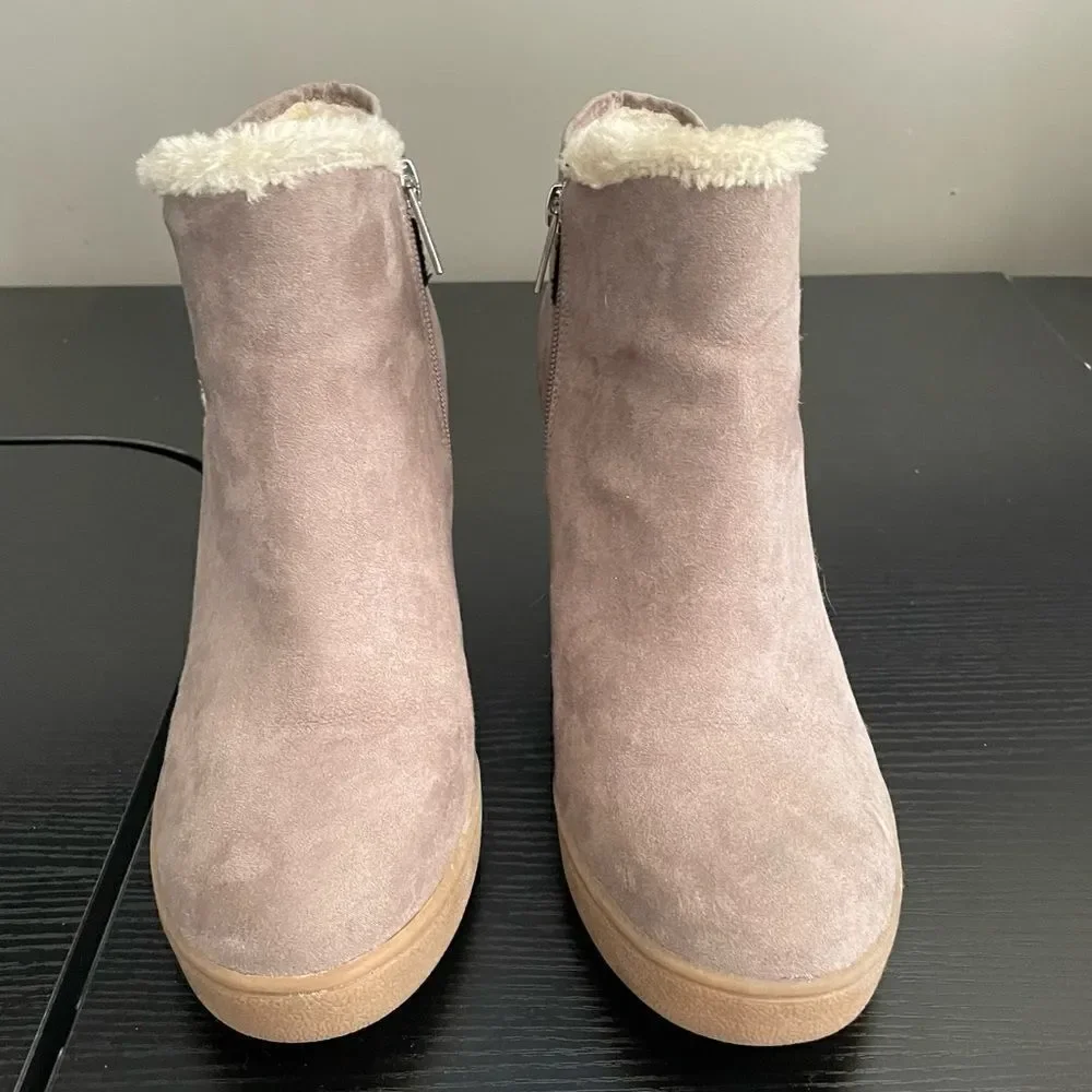 Unisa mobii wedge